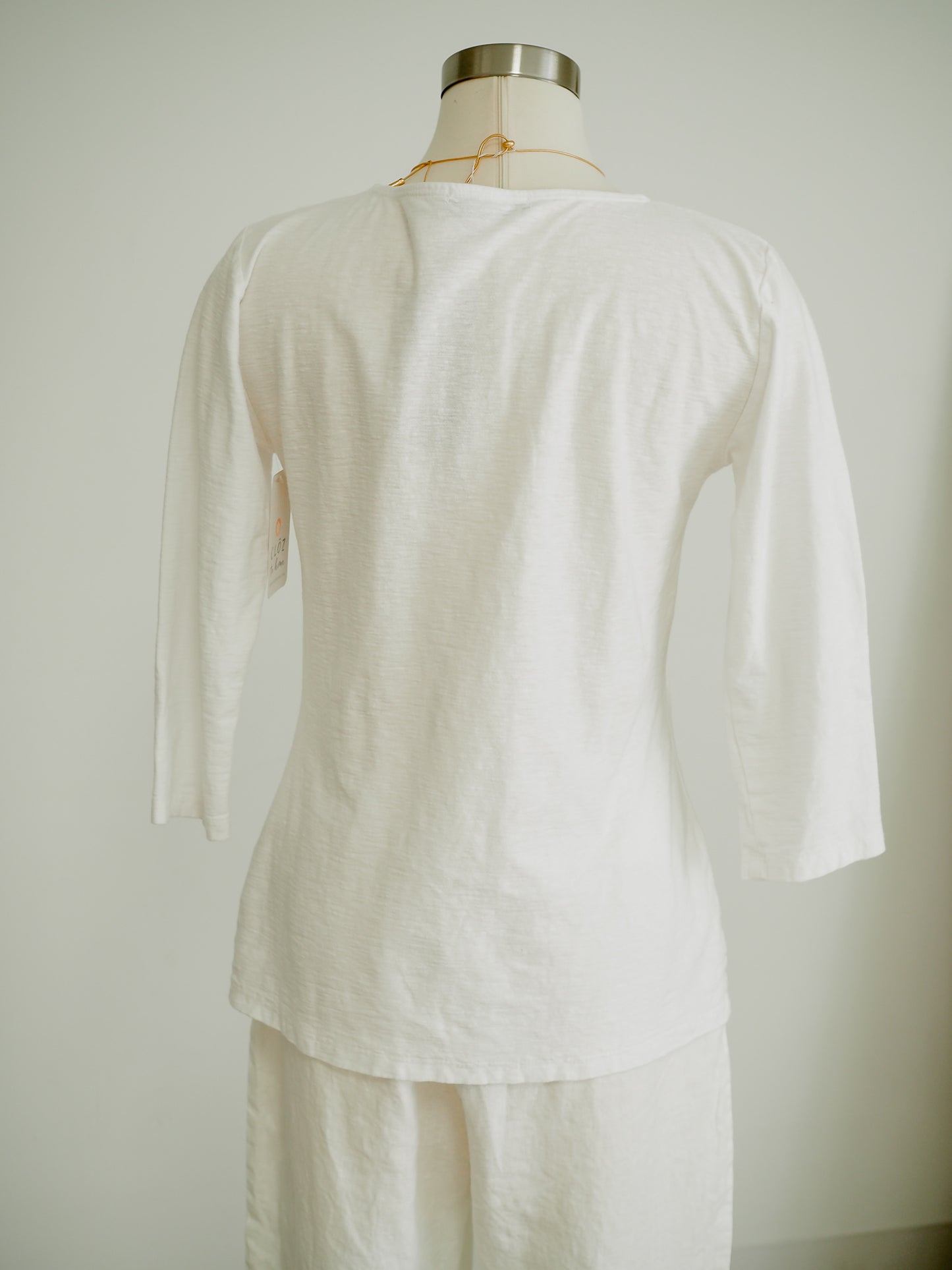 Cut Loose 3/4 Sleeve Tuck Front White Top