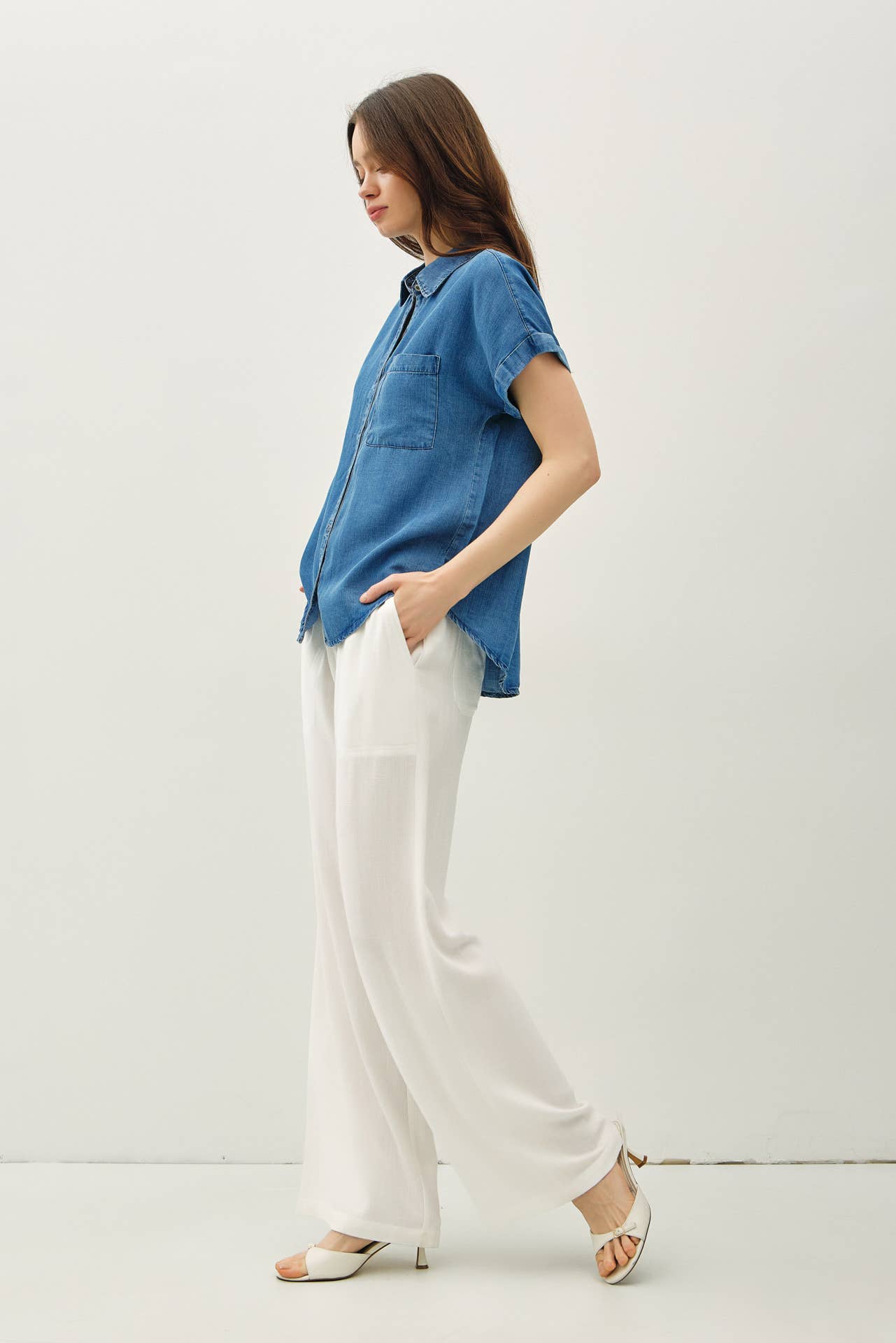 CHAMBRAY ROLL SHORT SLEEVE BUTTON DOWN SHIRT