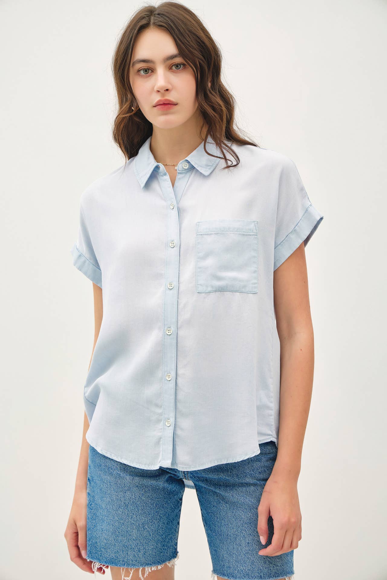 CHAMBRAY ROLL SHORT SLEEVE BUTTON DOWN SHIRT