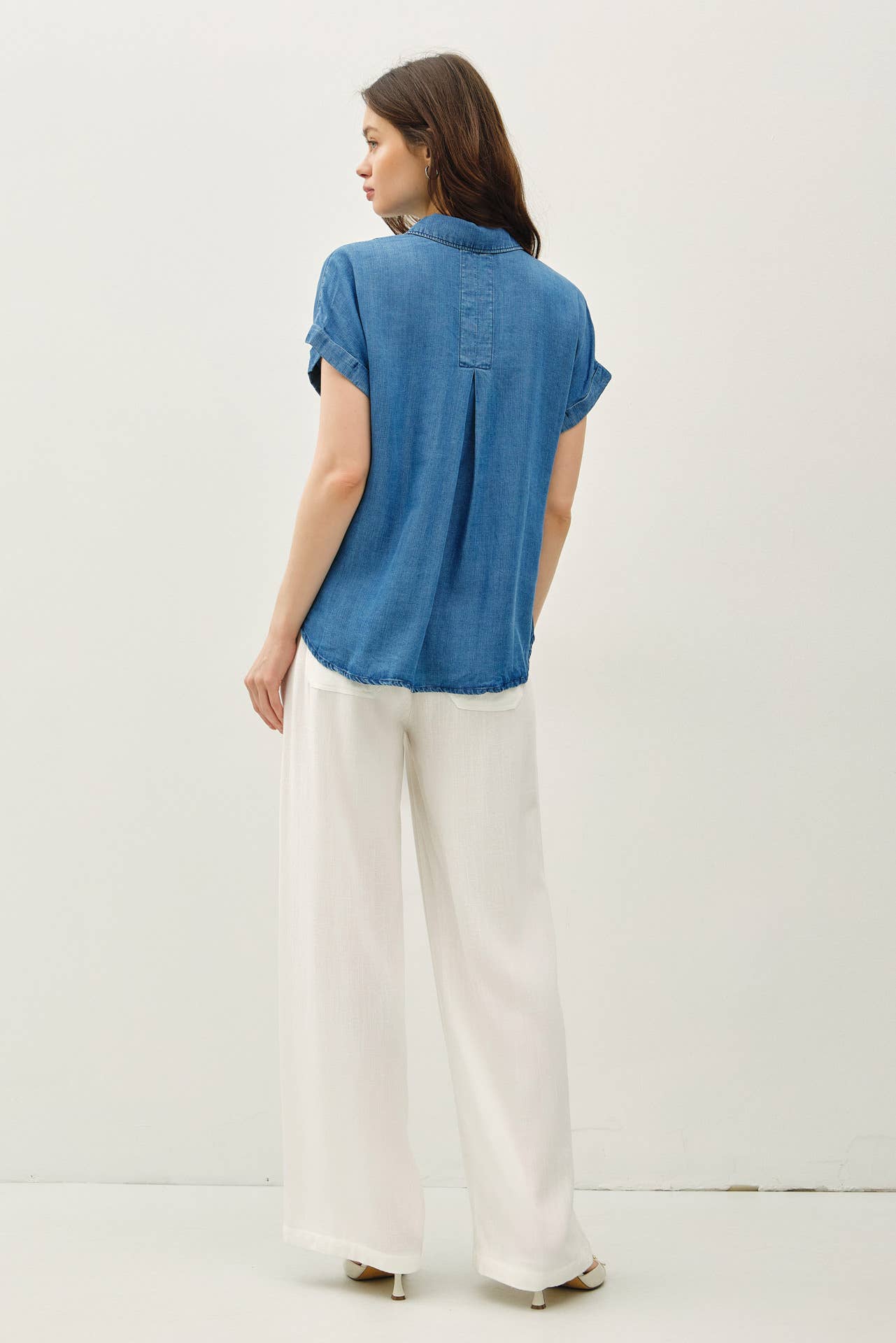CHAMBRAY ROLL SHORT SLEEVE BUTTON DOWN SHIRT