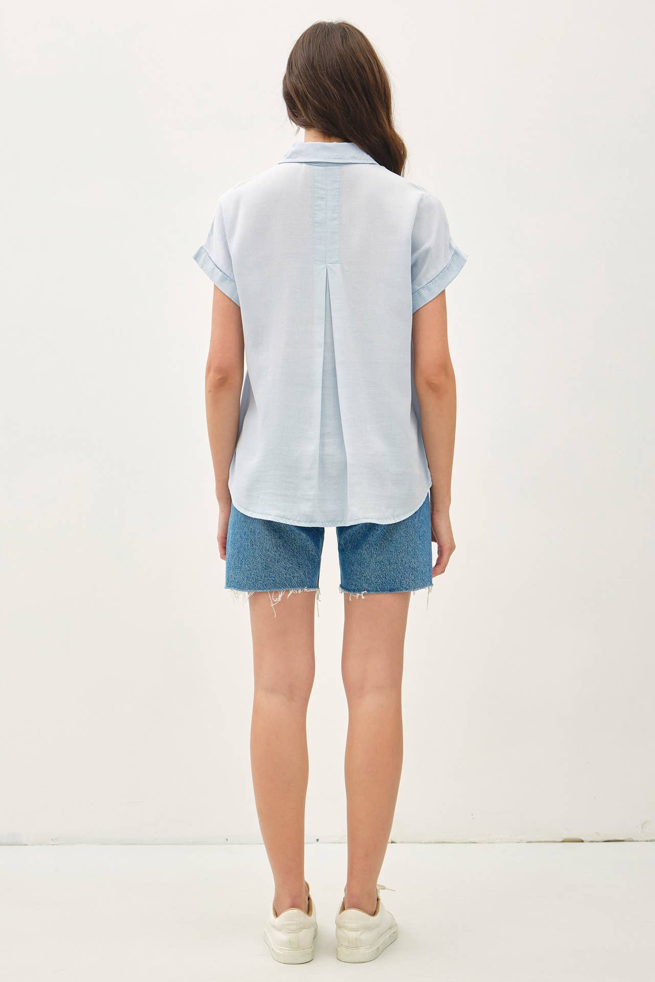 CHAMBRAY ROLL SHORT SLEEVE BUTTON DOWN SHIRT