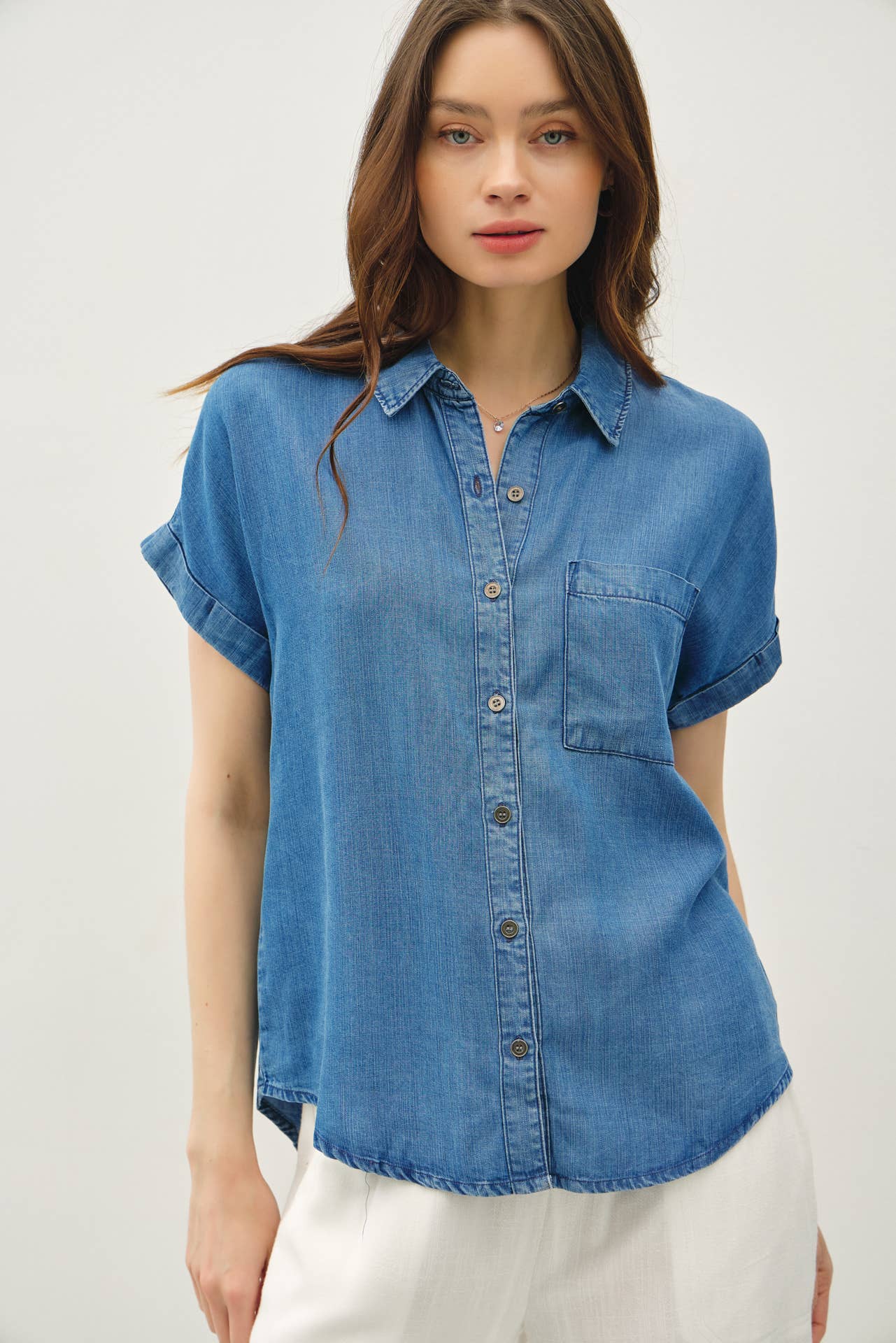 CHAMBRAY ROLL SHORT SLEEVE BUTTON DOWN SHIRT