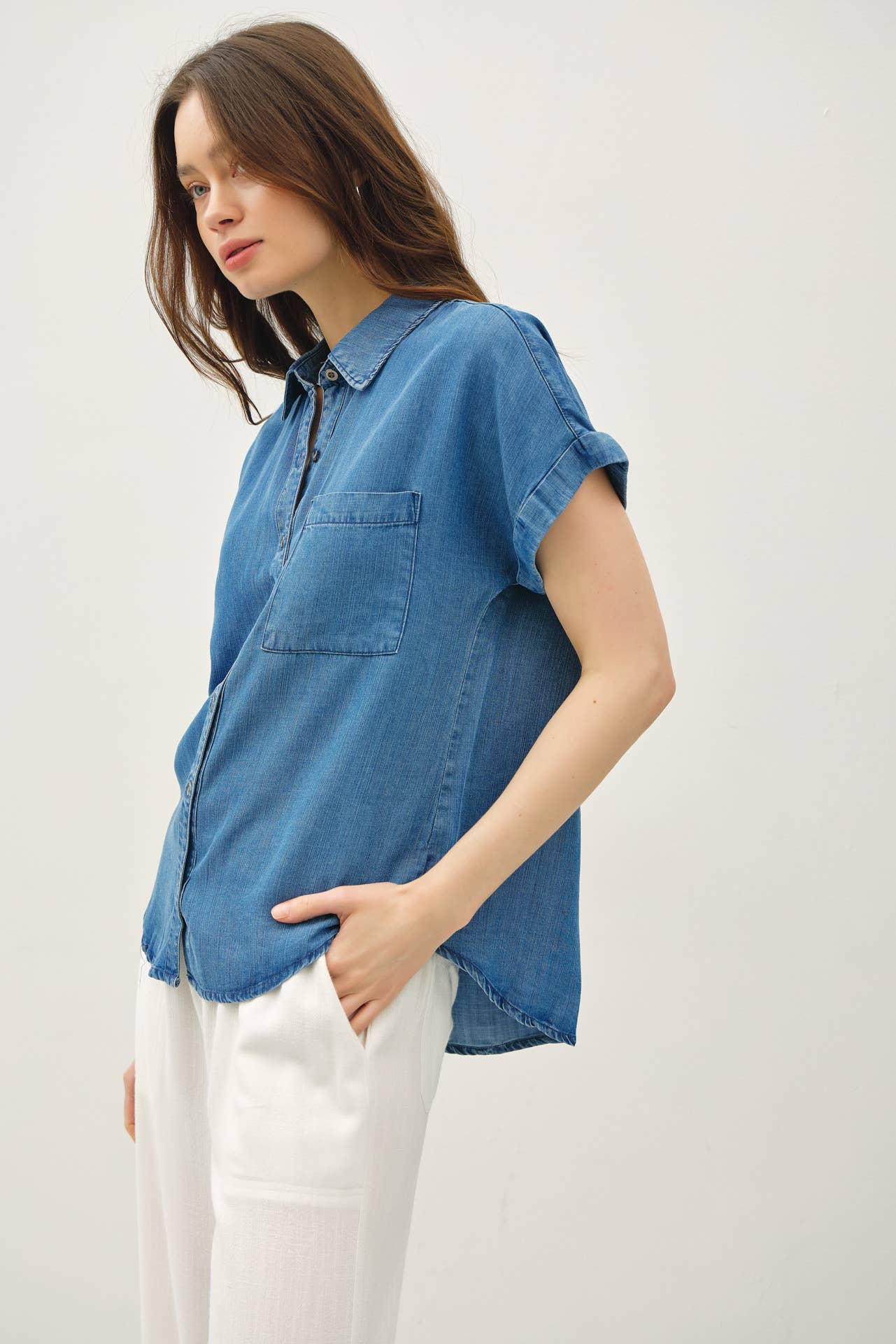 CHAMBRAY ROLL SHORT SLEEVE BUTTON DOWN SHIRT
