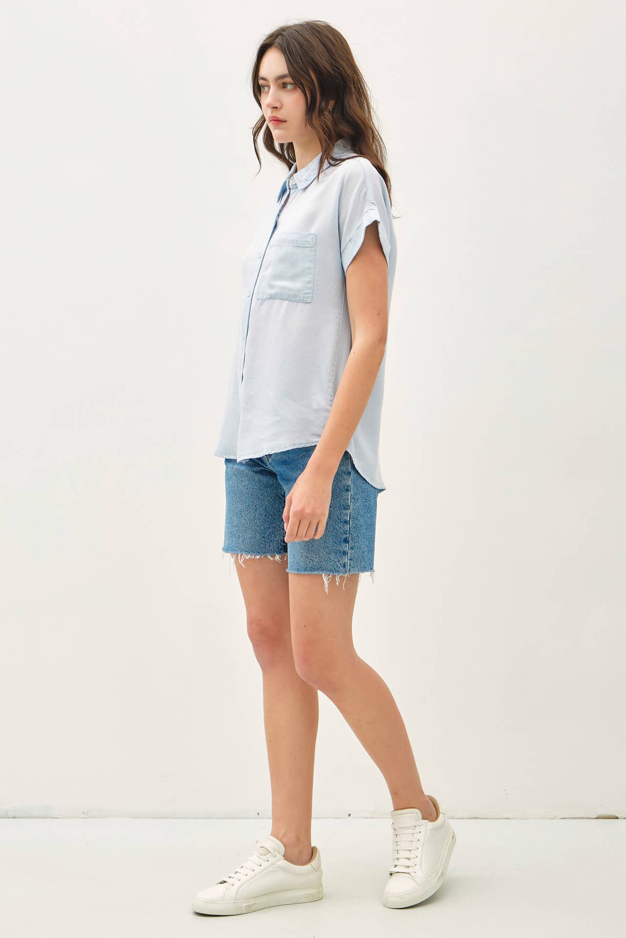 CHAMBRAY ROLL SHORT SLEEVE BUTTON DOWN SHIRT